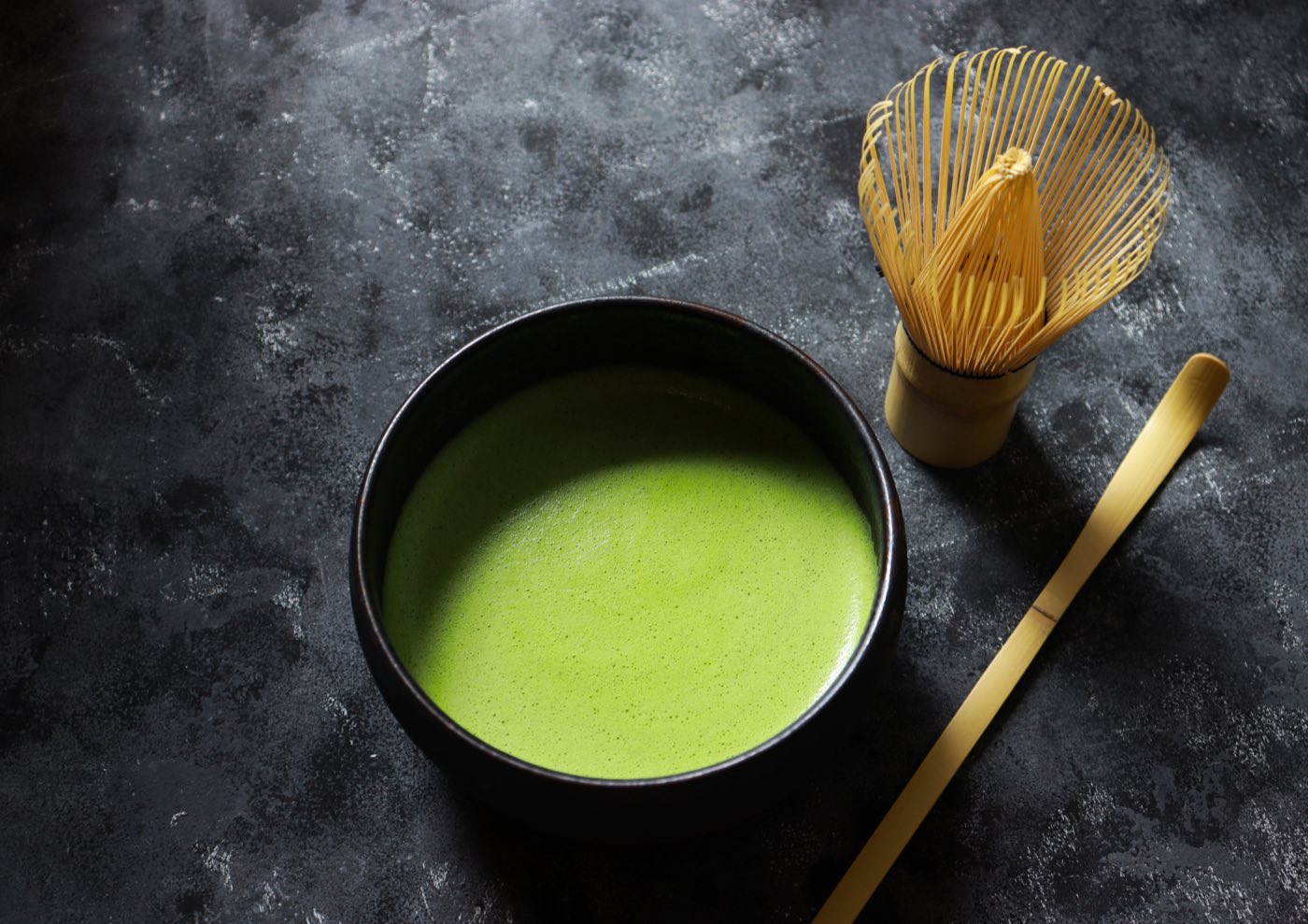 点てられた抹茶と茶筅・茶杓