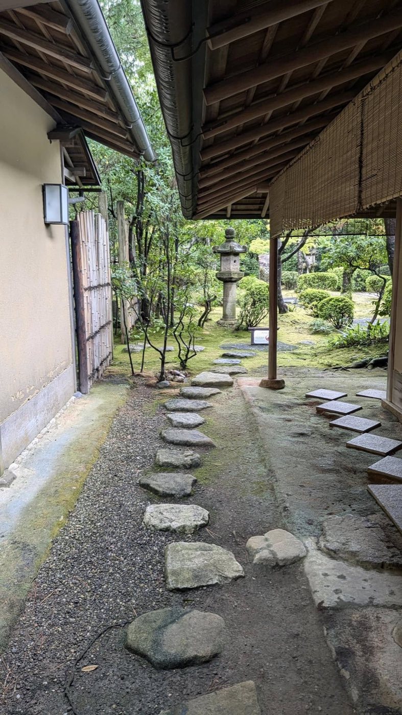 石灯籠と飛び石のある露地