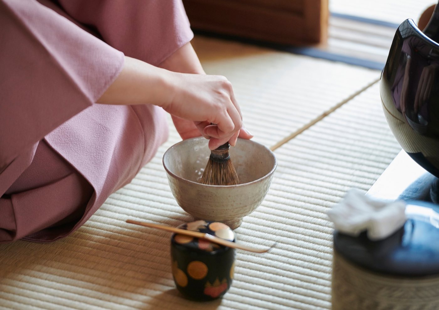 茶碗に茶筅を入れてお茶を点てる手元